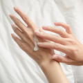 Handcreme, die mit Hyaluron und Kollagen vor vorzeitiger Hautalterung schützt